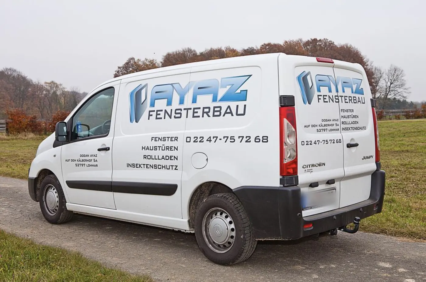 Der weiße Transporter von Ayaz Fensterbau mit Logo und den Leistungen Fenster, Haustüren, Rollladen und Insektenschutz