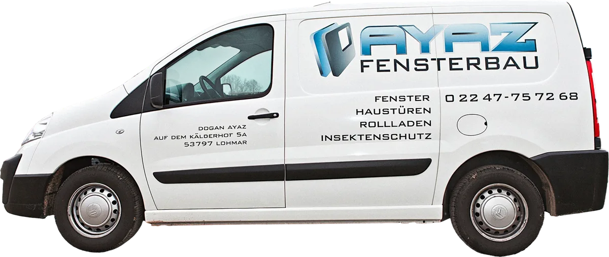 Der weiße Transporter von Ayaz Fensterbau mit blauem Logo und den Leistungen auf der Seite