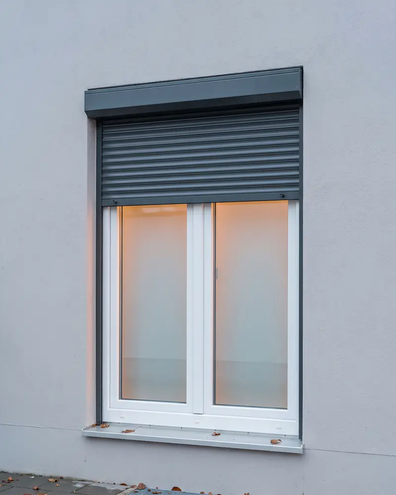 Symbolbild: Fenster mit Rollladen